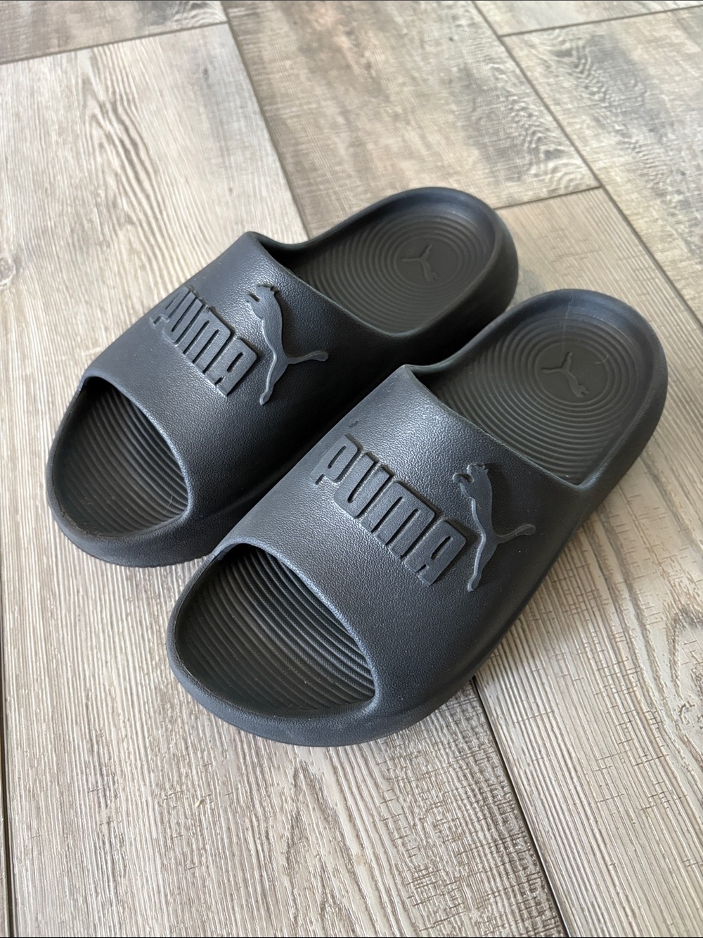 Puma  Black Logo Cushion Slide Sandals EUC Y6/W7 *more like Y5-5.5 see details